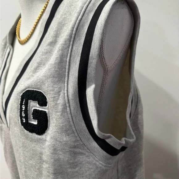 GAP Gray V-Neck Sweater Vest - Picture 3 of 12